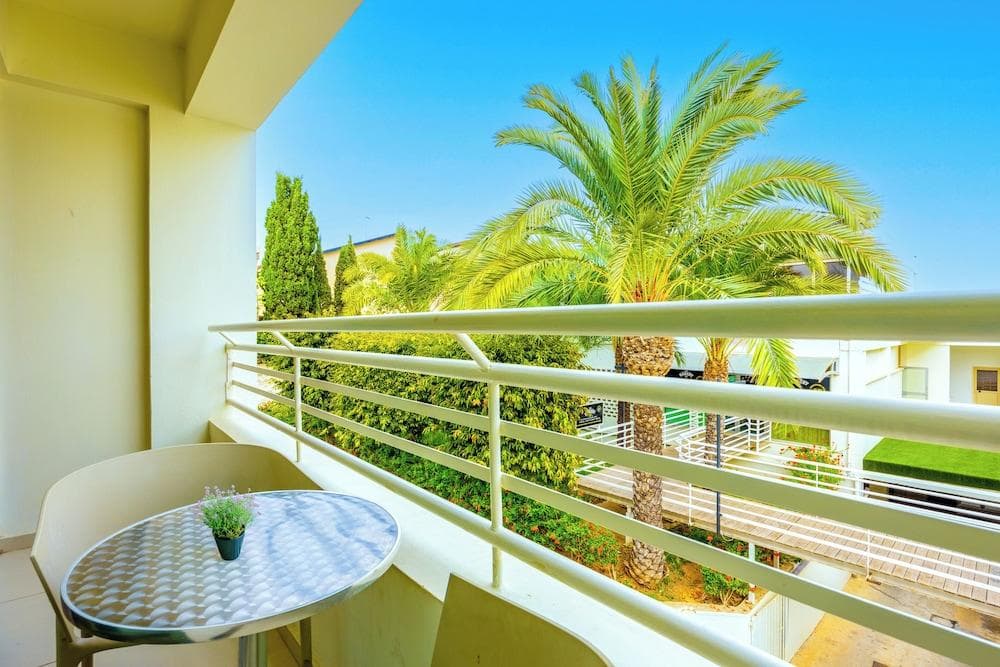 Melpoantia Luxury Apartments & Suites