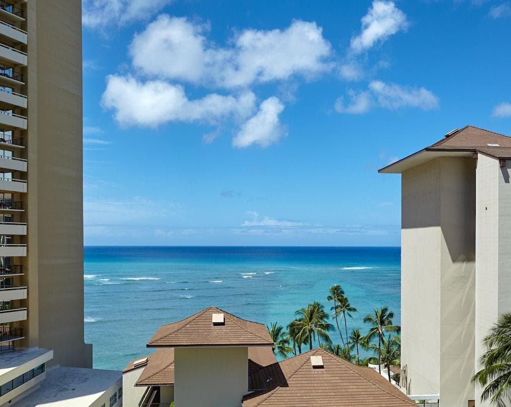 Halepuna Waikiki by Halekulani